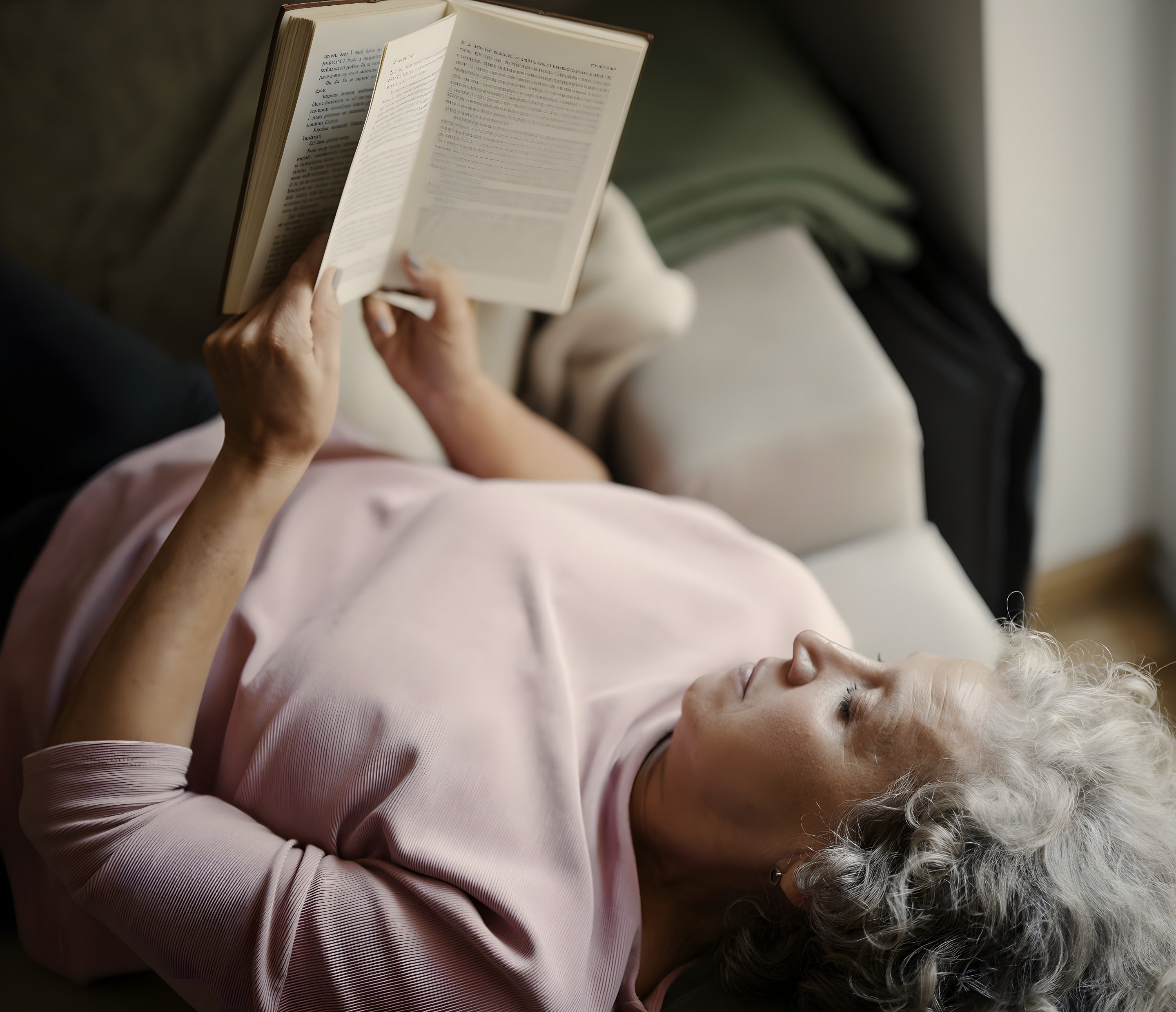 Lesen auf dem Sofa am Ende des Tages
